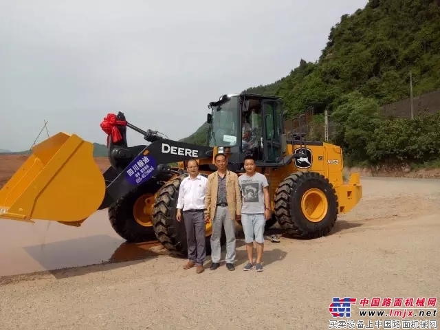 约翰迪尔WL53装载机再入川,新设备交付江油用户!