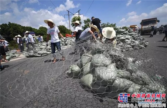 中联重科ZTC800V奔赴望城“智取”溃口!