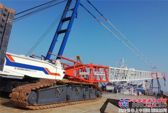 新佳绩!中联重科履带吊圆满完成世界首个分体式海上升压站吊装!