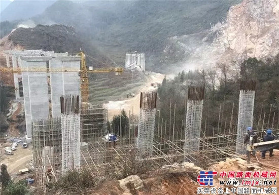 岳首筑路机械助力贵州实施县县通高速“加密规划”