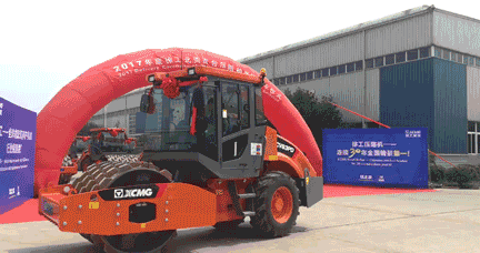 震撼!连续30年领跑行业、抢占海外高端市场:百台徐工压路机批量出口北美