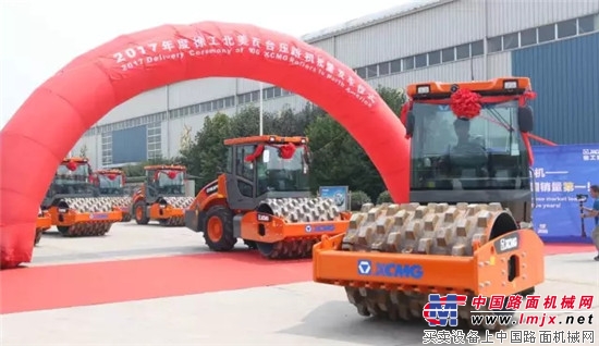震撼!连续30年领跑行业、抢占海外高端市场:百台徐工压路机批量出口北美