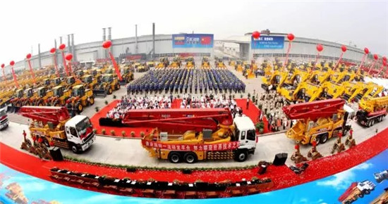 震撼!连续30年领跑行业、抢占海外高端市场:百台徐工压路机批量出口北美