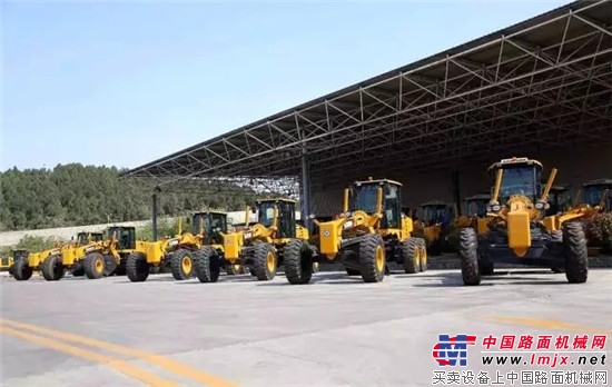 震撼!连续30年领跑行业、抢占海外高端市场:百台徐工压路机批量出口北美
