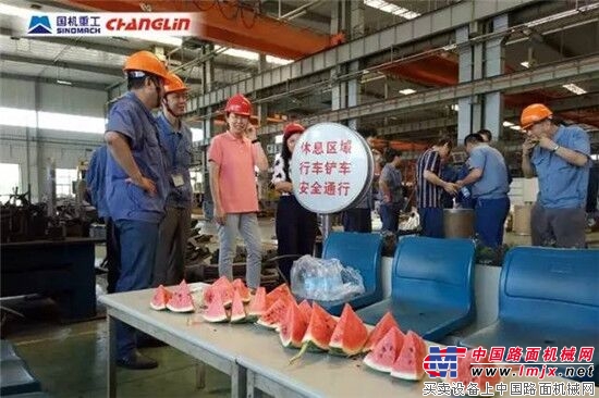 国机重工常林公司:炎炎夏日送清凉,丝丝关爱入心田