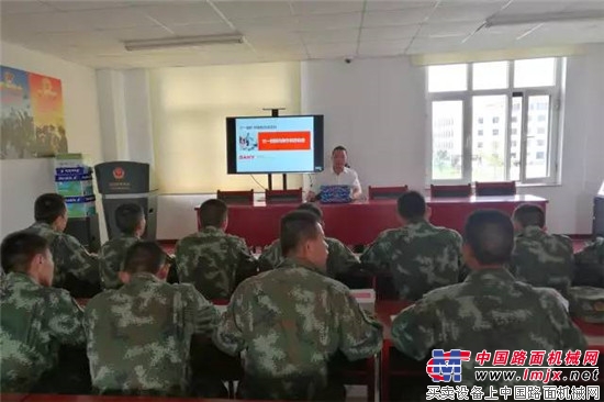 三一重机慰问武警官兵,爱国拥军一家人!