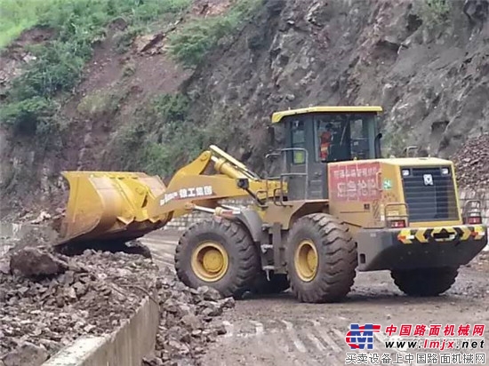 徐工装载机向建军90周年献礼!