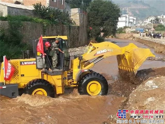 徐工装载机向建军90周年献礼!