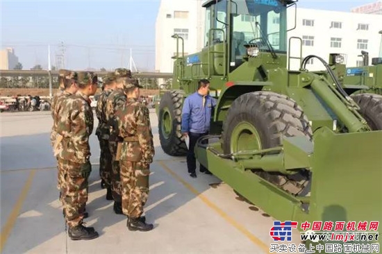 徐工装载机向建军90周年献礼!