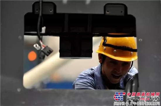 “1+13省市党报全媒体环省行”记者深入徐工集团采访