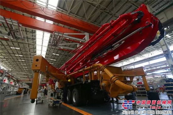 三一泵车装配班:一年拧24万个螺钉的金扳手!