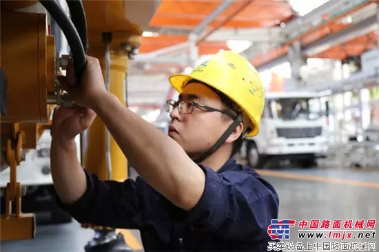 三一泵车装配班:一年拧24万个螺钉的金扳手!