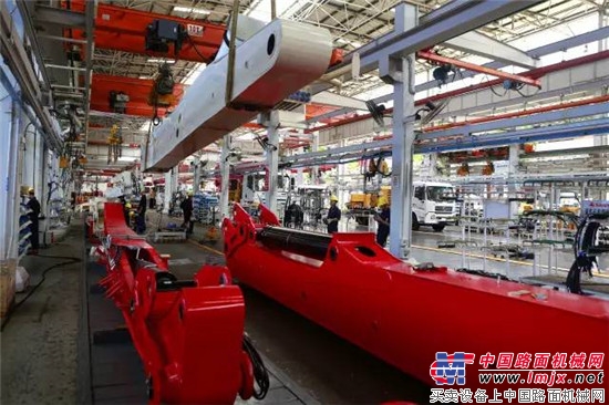 三一泵车装配班:一年拧24万个螺钉的金扳手!