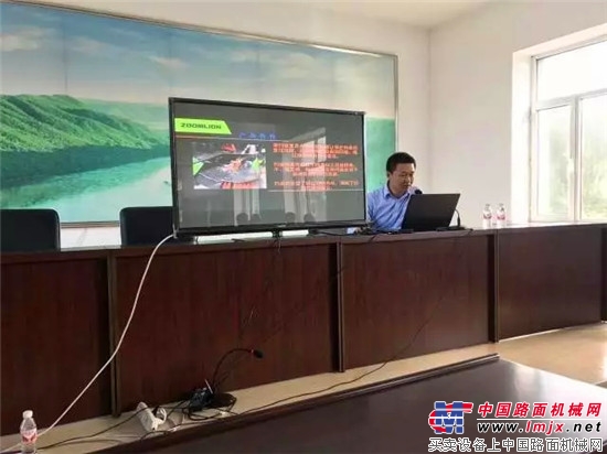 千万中联环卫车扮靓鹤岗!