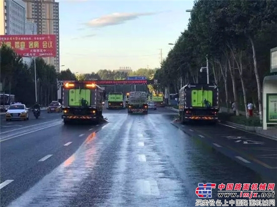 千万中联环卫车扮靓鹤岗!