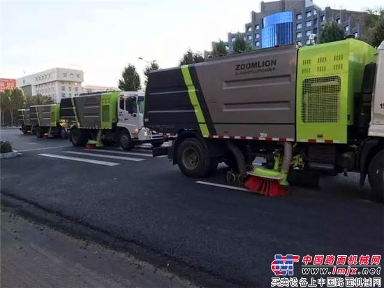 千万中联环卫车扮靓鹤岗!