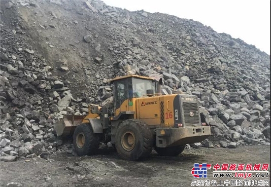 铁矿上的“超人”!山东临工装载机,您的不二之选!