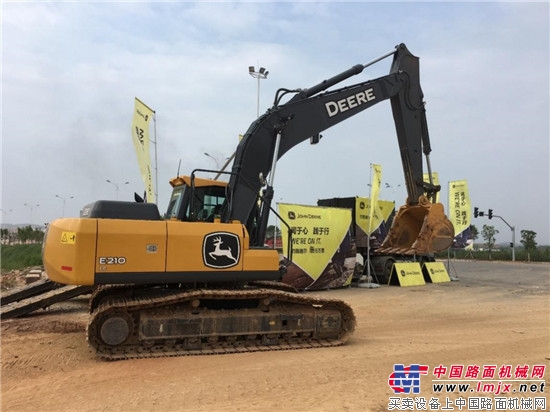 强鹿登陆工业重镇柳州 约翰迪尔“鹿行万里”驰骋八桂之地