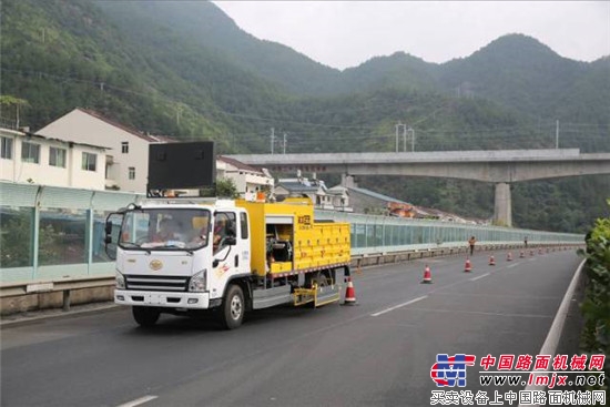 高远圣工交通锥自动收放车为公路养护安全作业保驾护航