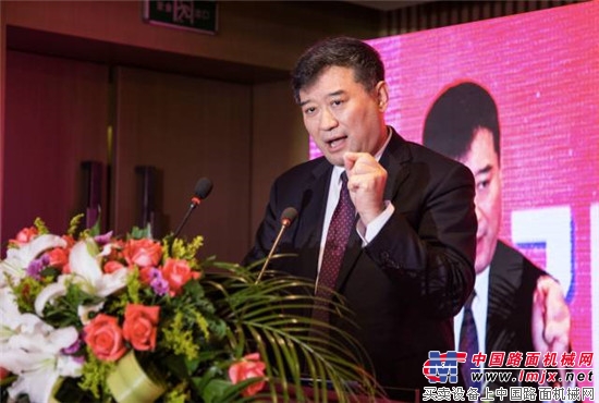 徐工集团副总经理、徐工道路总经理王庆祝当选路面与压实机械分会首任轮值会长