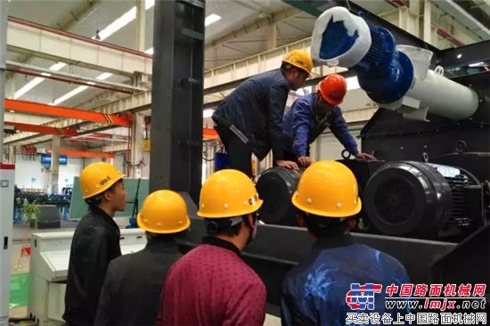 想要为您的致富进阶之路打call?来徐工道路操作精英培训班!