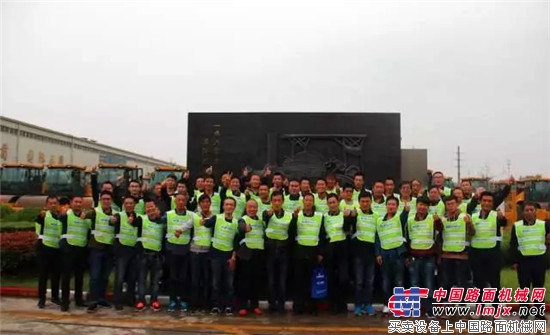 想要为您的致富进阶之路打call?来徐工道路操作精英培训班!