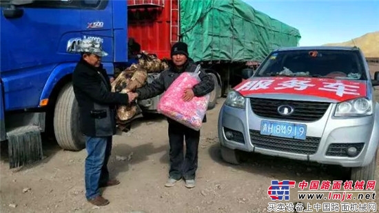 山工机械代理商参与唐古拉山段大堵车救援