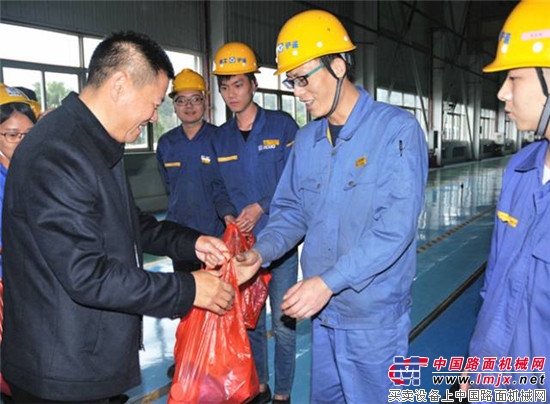 徐州市总工会主席束志明考察慰问重庆徐工生产基地