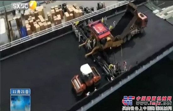 陕西“智造”变形金刚式超大型路面铺装机助力国家超级工程港珠澳大桥