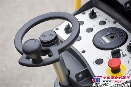 不断改进,用细节决定差异—宝马格第5代轻型双钢轮压路机BW80AD-5