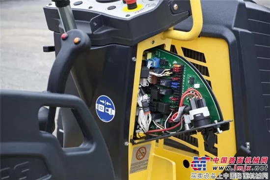 不断改进,用细节决定差异—宝马格第5代轻型双钢轮压路机BW80AD-5