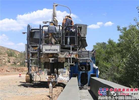 灵活度越高 能力也就越大 — 维特根 SP 15 滑模摊铺机