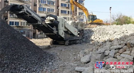 南方路机履带移动反击式破碎站,应用于建筑垃圾资源化利用项目