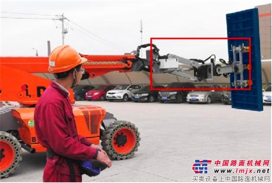 业精于专 浙江鼎力智能机器人模板举升车问世