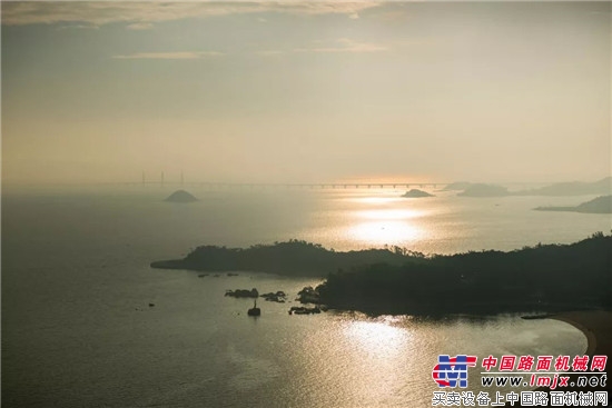 辉煌中国 荣耀中大 ——中大机械摊铺机圆梦港珠澳大桥