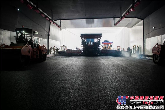 辉煌中国 荣耀中大 ——中大机械摊铺机圆梦港珠澳大桥