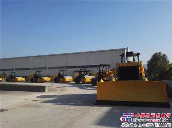 厦工三重举行道路机械批量出口柬埔寨发车仪式