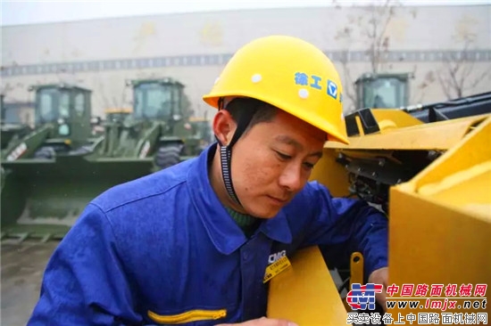 翟孝强:既为挑战,亦是勇者!看徐工平凡产业工人磨砺中极致绽放!