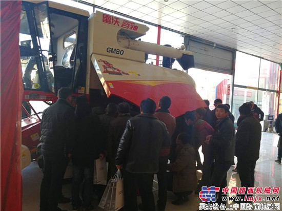 雷沃谷神新品引来客户春节前抢购热潮