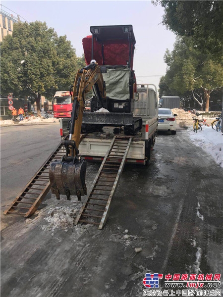 全国都在下雪,这个铲雪的“机器人”火了!