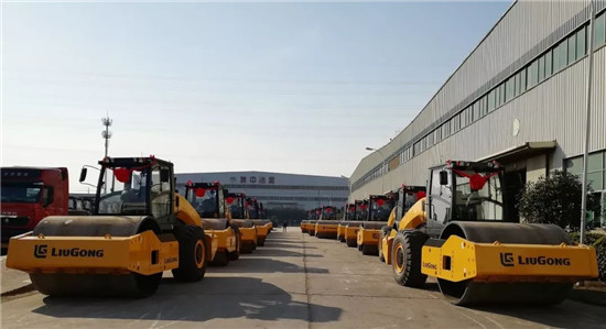 柳工出口18台大吨位压路机 助力“一带一路”建设