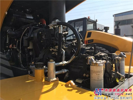 柳工出口18台大吨位压路机 助力“一带一路”建设