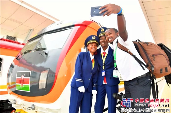 30亿人次的春运,每段旅途背后都有徐工起重机