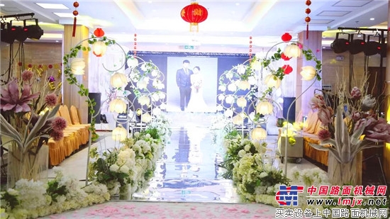 压路机当嫁妆 这个婚礼“不寻常”