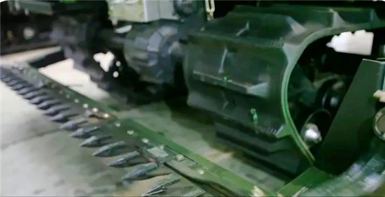 中联重科PL60履带式收割机迎春登场!
