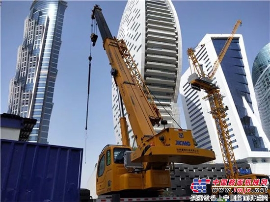 春节的迪拜,徐工起重机与哈利法塔交相辉映