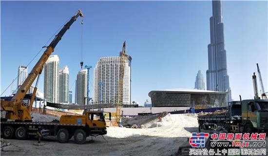 春节的迪拜,徐工起重机与哈利法塔交相辉映