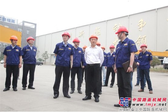 王民董事长亲切慰问奋战在一线的劳动者