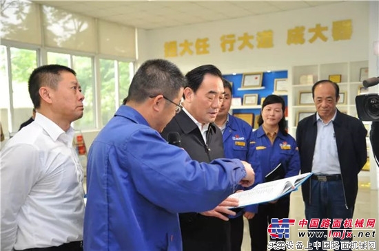 光荣五月!徐州市委书记周铁根到徐工走访慰问劳动模范