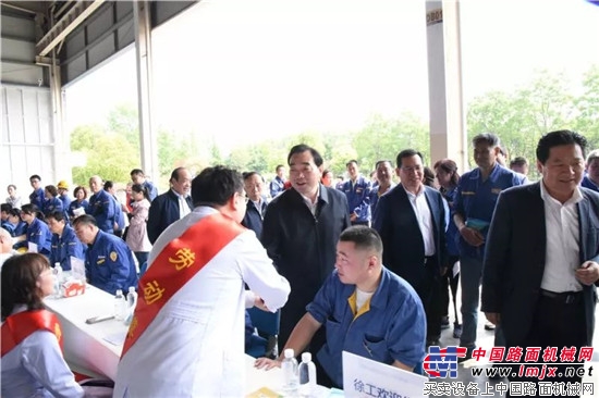 光荣五月!徐州市委书记周铁根到徐工走访慰问劳动模范